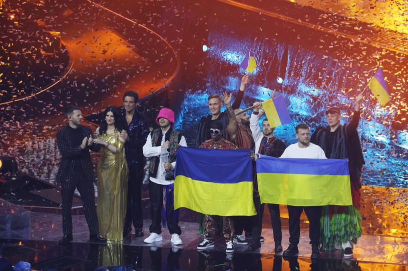 Ukraiński zespół Kalush Orchestra, który wygrał tegoroczny konkurs piosenki Eurowizji, wystawił na aukcję swoją nagrodę oraz różową czapkę wokalisty Ołeha Psiuka – poinformował w środę Psiuk na Instagramie zespołu. Dochód zostanie przeznaczony na armię ukraińską.