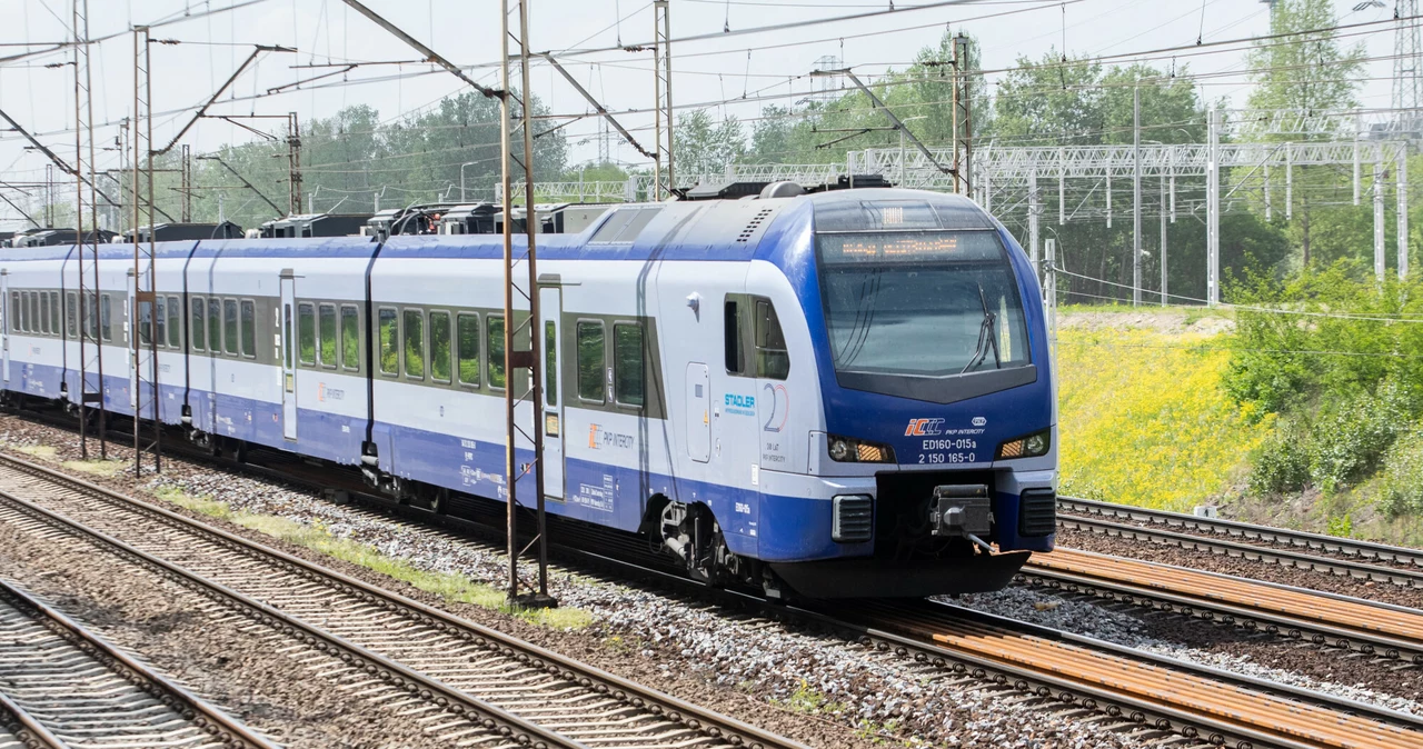 Pociąg PKP Intercity na linii średnicowej w Warszawie