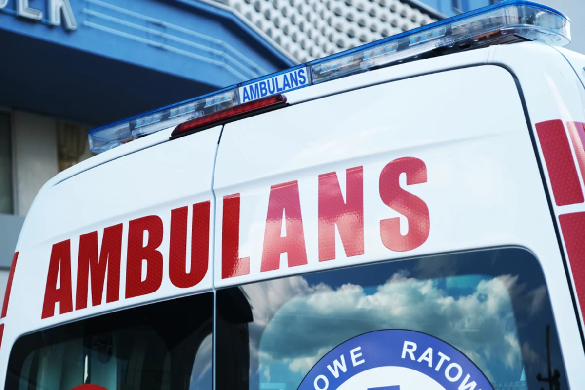 ​14-letni chłopiec wszedł w Krośnie na słup energetyczny i spadł z wysokości kilku metrów. Zmarł w wyniku doznanych obrażeń. Policja wyjaśnia szczegóły tego tragicznego wypadku.