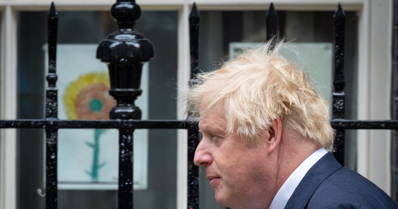 Brytyjski premier Boris Johnson tłumaczy, że uczestniczył w imprezach na Downing Street przez krótki czas i nie wiedział wtedy, że "trwały one znacznie dłużej, niż było to konieczne". W ten sposób ustosunkował się do raportu w sprawie imprez w rządowym budynku w czasie restrykcji covidowych. Raport autorstwa Sue Gray jest druzgocący. 