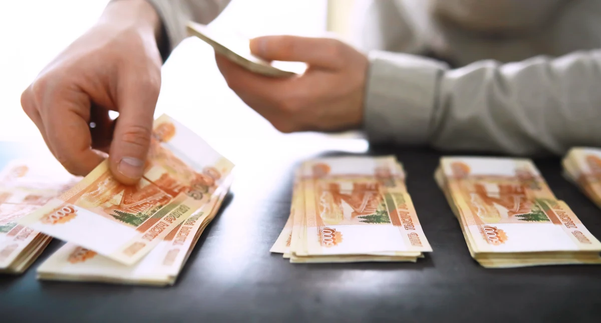 ​Rosja będzie obsługiwała swój dług w walutach obcych, mimo amerykańskich sankcji. Jak przekazał minister finansów Anton Siluanow, Rosja spłaci swoje zobowiązania rublami.