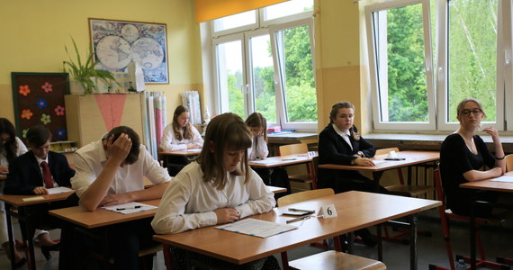 Ponad pół miliona uczniów z prawie 12,6 tys. szkół w całej Polsce zdaje tegoroczny egzamin ósmoklasisty. We wtorek uczniowie ostatnich klas szkół podstawowych zmierzyli się z zadaniami z języka polskiego, w środę z matematyki, a w czwartek zdawać będą test z języka obcego nowożytnego. Najwięcej osób wybrało język angielski - aż 97,5 proc. zdających.  