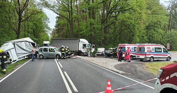 Karambol na drodze krajowej nr 11 w Starym Oleśnie na Opolszczyźnie. Zderzyły się tam cztery samochody osobowe, ciężarówka i bus.