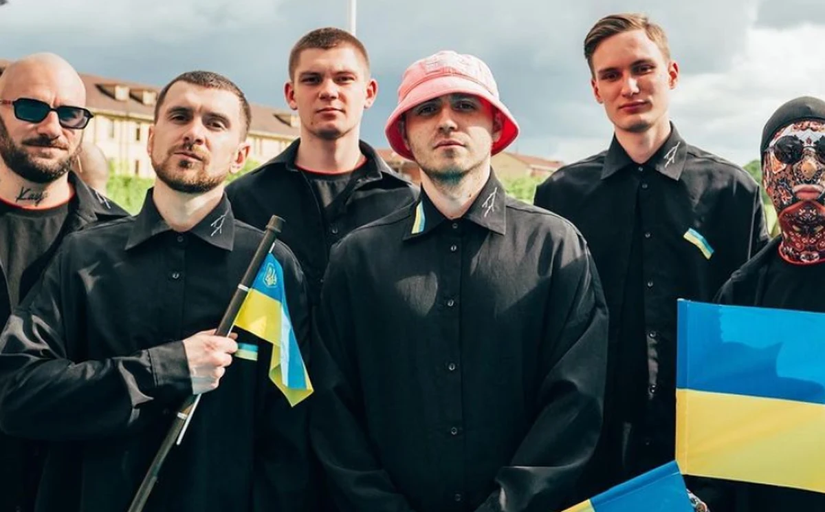 Ukraiński zespół Kalush Orchestra, który wygrał tegoroczny konkurs piosenki Eurowizji, wystawił na aukcję swoją nagrodę oraz różową czapkę wokalisty Ołeha Psiuka - poinformował Psiuk na Instagramie zespołu. Dochód zostanie przeznaczony na armię ukraińską. 