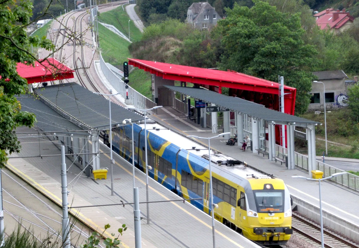 Co najmniej 14 mln złotych brakuje urzędowi marszałkowskiemu województwa pomorskiego na zakup dwóch pociągów elektrycznych. Urzędnicy na ten cel przeznaczyli w budżecie 55 mln zł. W przetargu złożono dwie oferty - jedna na blisko 70 mln zł, a druga na prawie 105 mln zł.