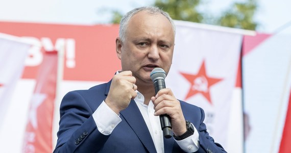 ​Mołdawska prokuratura antykorupcyjna zażądała tymczasowego aresztowania byłego prezydenta kraju Igora Dodona na miesiąc. Polityk jest podejrzany o zdradę stanu i przyjmowanie pieniędzy od kontrowersyjnego oligarchy. Podczas przeszukania jego domu znaleziono także duże kwoty.