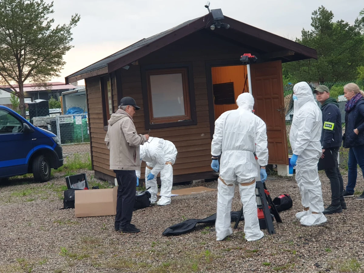 Na terenie jednego z komisów samochodowych przy ulicy Lubelskiej w Olsztynie znaleziono ciała dwóch mężczyzn. Mieli rany postrzałowe głowy. Jak dowiedział się reporter RMF FM, mężczyźni byli w wieku około 50 lat, ale tylko jeden z nich miał przy sobie dokumenty. 