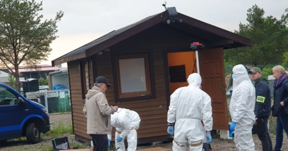 Na terenie jednego z komisów samochodowych przy ulicy Lubelskiej w Olsztynie znaleziono ciała dwóch mężczyzn. Mieli rany postrzałowe głowy. Jak dowiedział się reporter RMF FM, mężczyźni byli w wieku około 50 lat, ale tylko jeden z nich miał przy sobie dokumenty. 