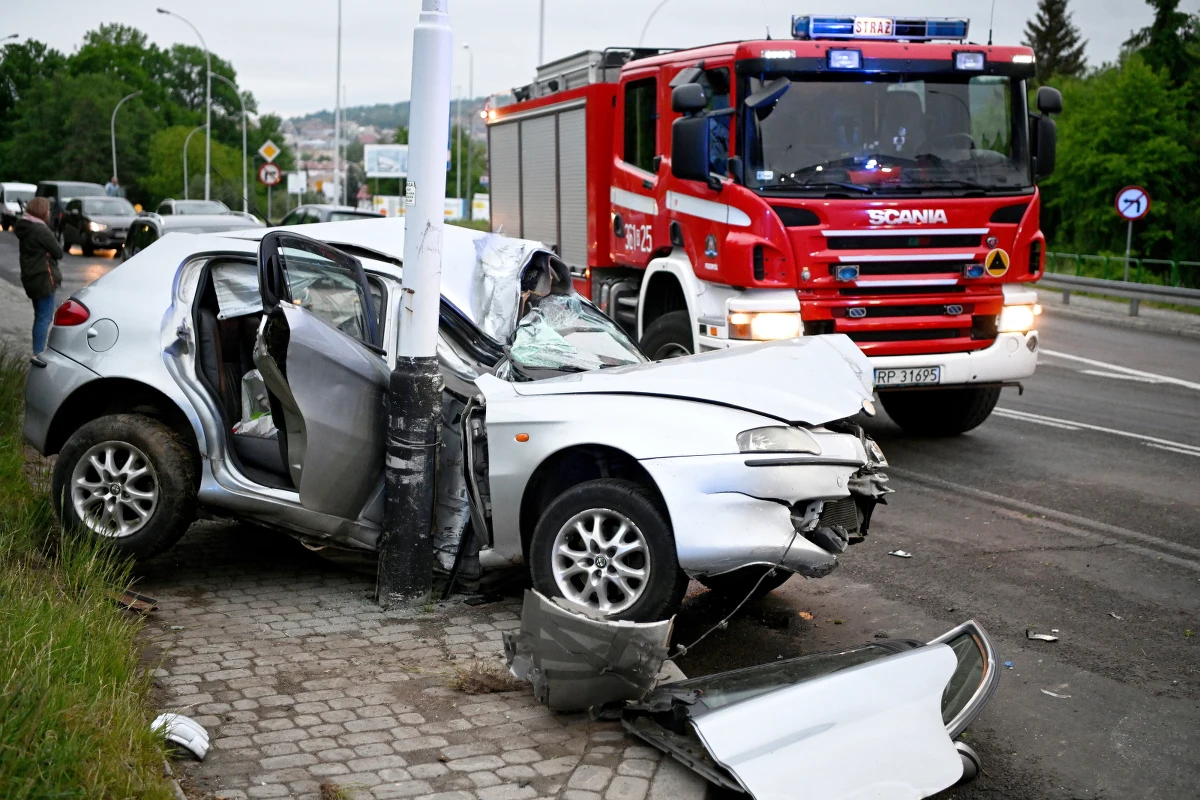 Do szpitala trafił pasażer samochodu osobowego, którego kierowca uderzył w latarnię. Do wypadku doszło blisko centrum Przemyśla.