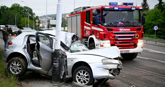 Do szpitala trafił pasażer samochodu osobowego, którego kierowca uderzył w latarnię. Do wypadku doszło blisko centrum Przemyśla.