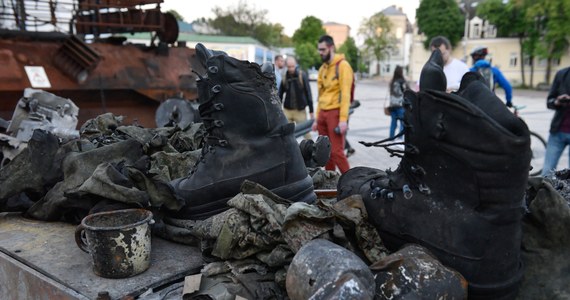Kilka tygodni po nieudanej próbie zajęcia ukraińskiej stolicy szczątki rosyjskich żołnierzy wciąż są odnajdywane w wioskach i wokół wiosek pod Kijowem, przez które przechodzili lub które czasowo zajęli - podaje stacja BBC.