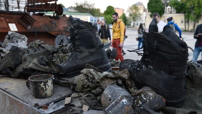 Szczątki rosyjskich żołnierzy odkrywane pod Kijowem. "Traktują ludzi jak śmieci"