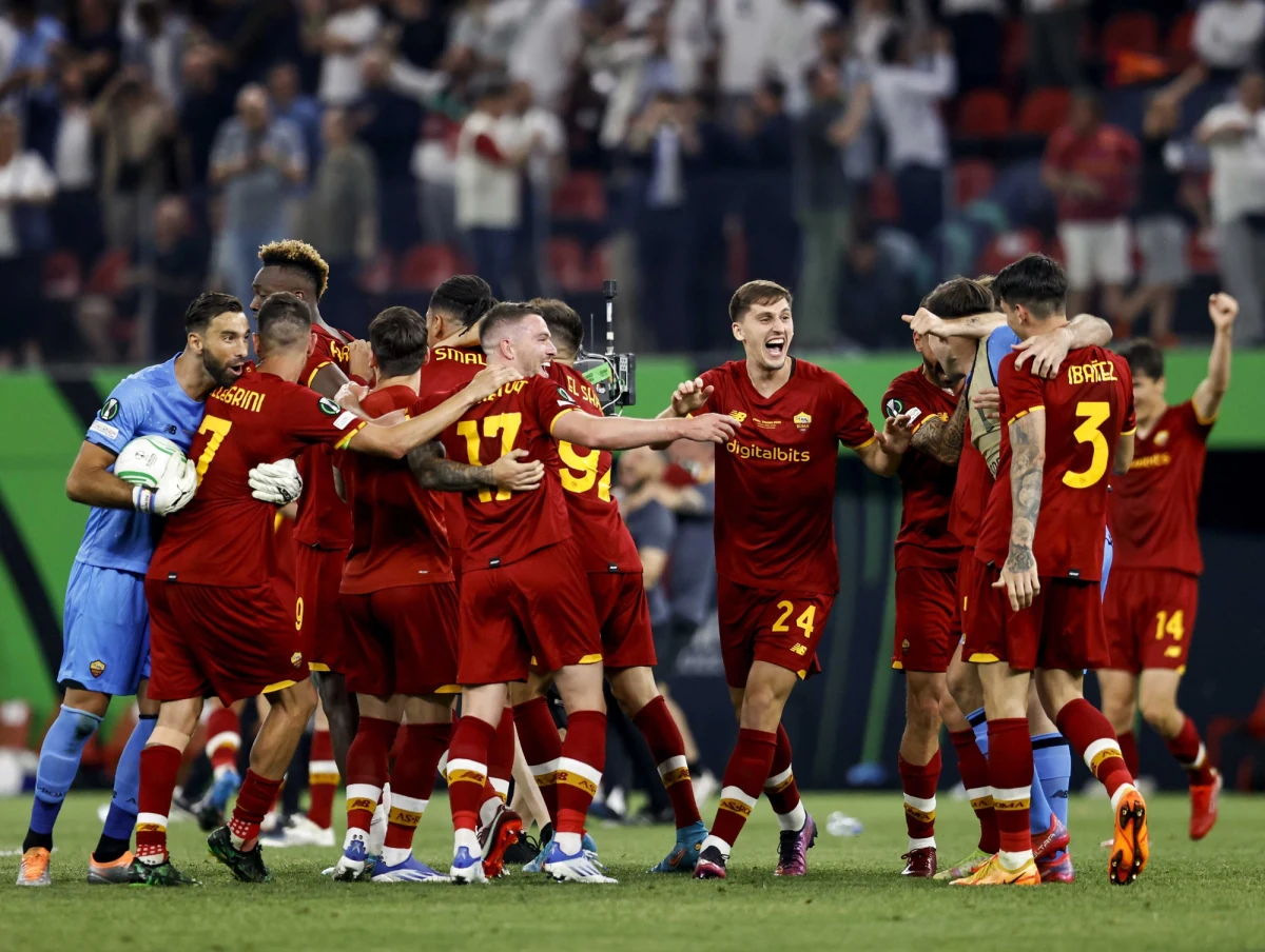 AS Roma, w barwach której 67 minut rozegrał Nicola Zalewski, pokonała w Tiranie Feyenoord Rotterdam 1:0 (1:0) w pierwszym w historii finale piłkarskiej Ligi Konferencji. Zwycięską bramkę zdobył w 32. minucie Nicolo Zaniolo.