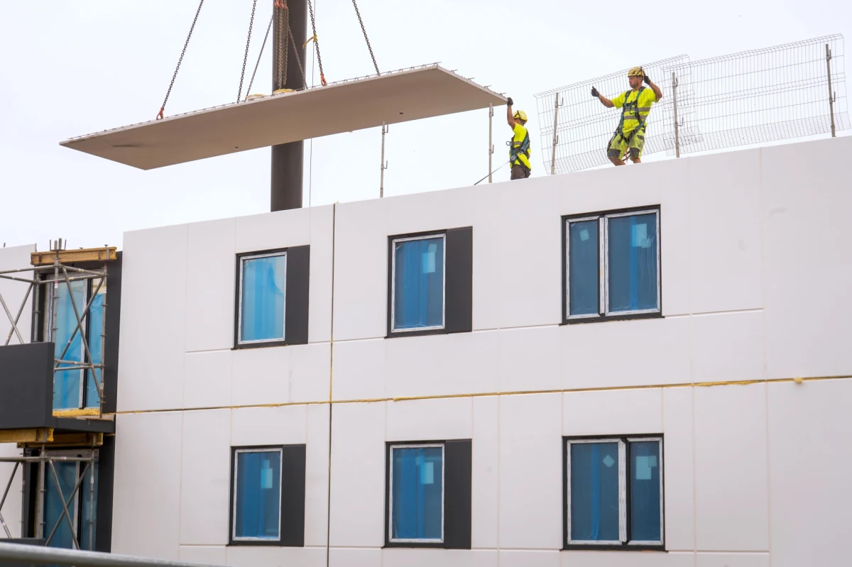 W czwartek rusza program Mieszkanie bez wkładu własnego, który - w założeniach - ma umożliwić zaciągnięcie kredytu hipotecznego z gwarancją BGK zastępującą wkład własny. Zgodnie z zapowiedziami resortu rozwoju program będzie jeszcze modyfikowany. Zmiany wejdą w życie najpóźniej w styczniu 2023 r.