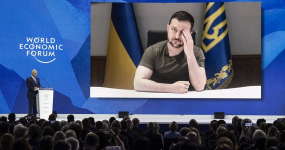 Prezydent Ukrainy Wołodymyr Zełenski wezwał społeczność międzynarodową do bardziej zdecydowanego opowiedzenia się po stronie jego kraju, odpierającego rosyjską agresję. W wystąpieniu wideo w środę wieczorem podkreślił, że nadal zbyt wielu ogląda się na Rosję i własne interesy.