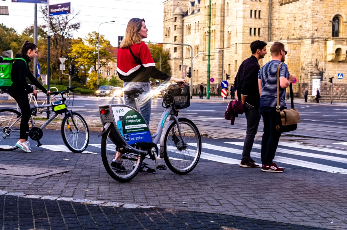 Filmowy poradnik robienia zdjęć, w taki sposób by nie było na nich widać trwających w mieście remontów, pojawił się w mediach społecznościowych Poznania. Poradnik chwalą turyści, krytykują jednak mieszkańcy.