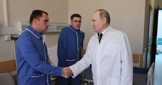 W rosyjskich mediach propagandowych pojawiły się filmy i zdjęcia pokazujące odwiedziny Władimira Putina w moskiewskim szpitalu. Prezydent Rosji spotkał się tam z żołnierzami rannymi w Ukrainie.