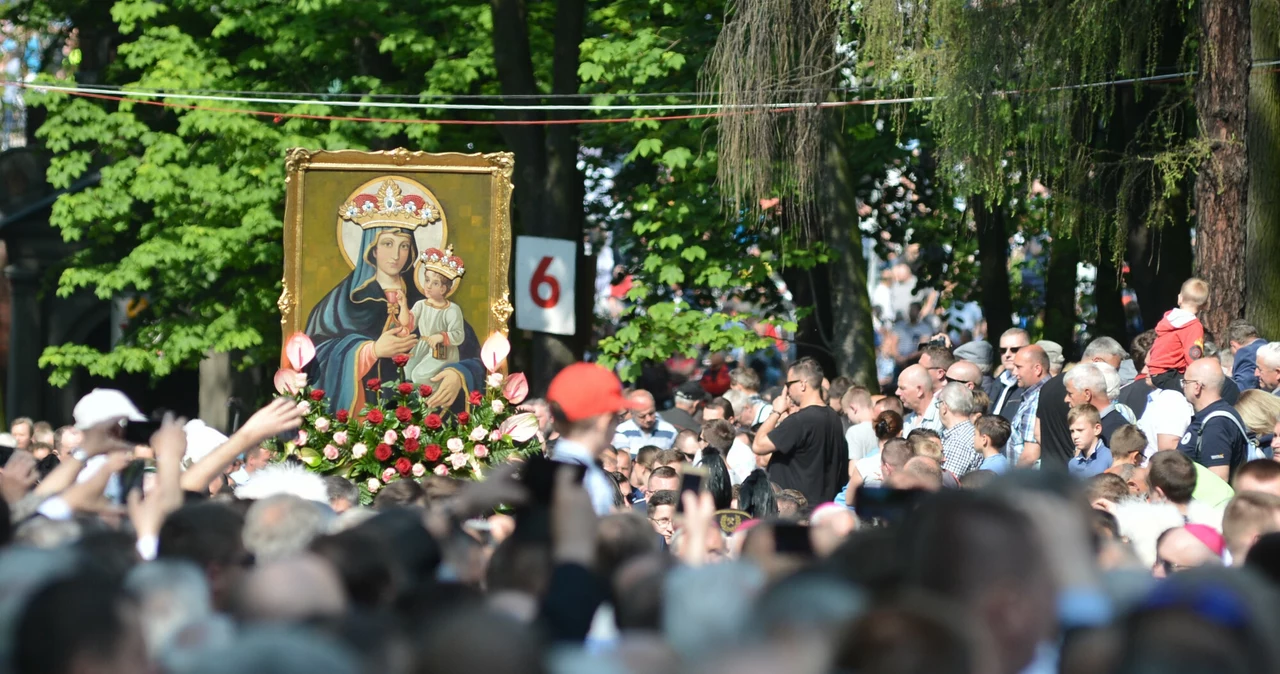 Pielgrzymka mężczyzn i młodzieńców do Matki Bożej Piekarskiej (zdjęcie z maja 2019 r.) 