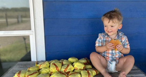 2-letni Barrett uwielbia nuggetsy z kurczaka, ale za sprawą jednego kliknięcia stał się królem hamburgerów. Bawiąc się telefonem mamy, zamówił 31 bułek ze znanej sieci fast foodowej. 
