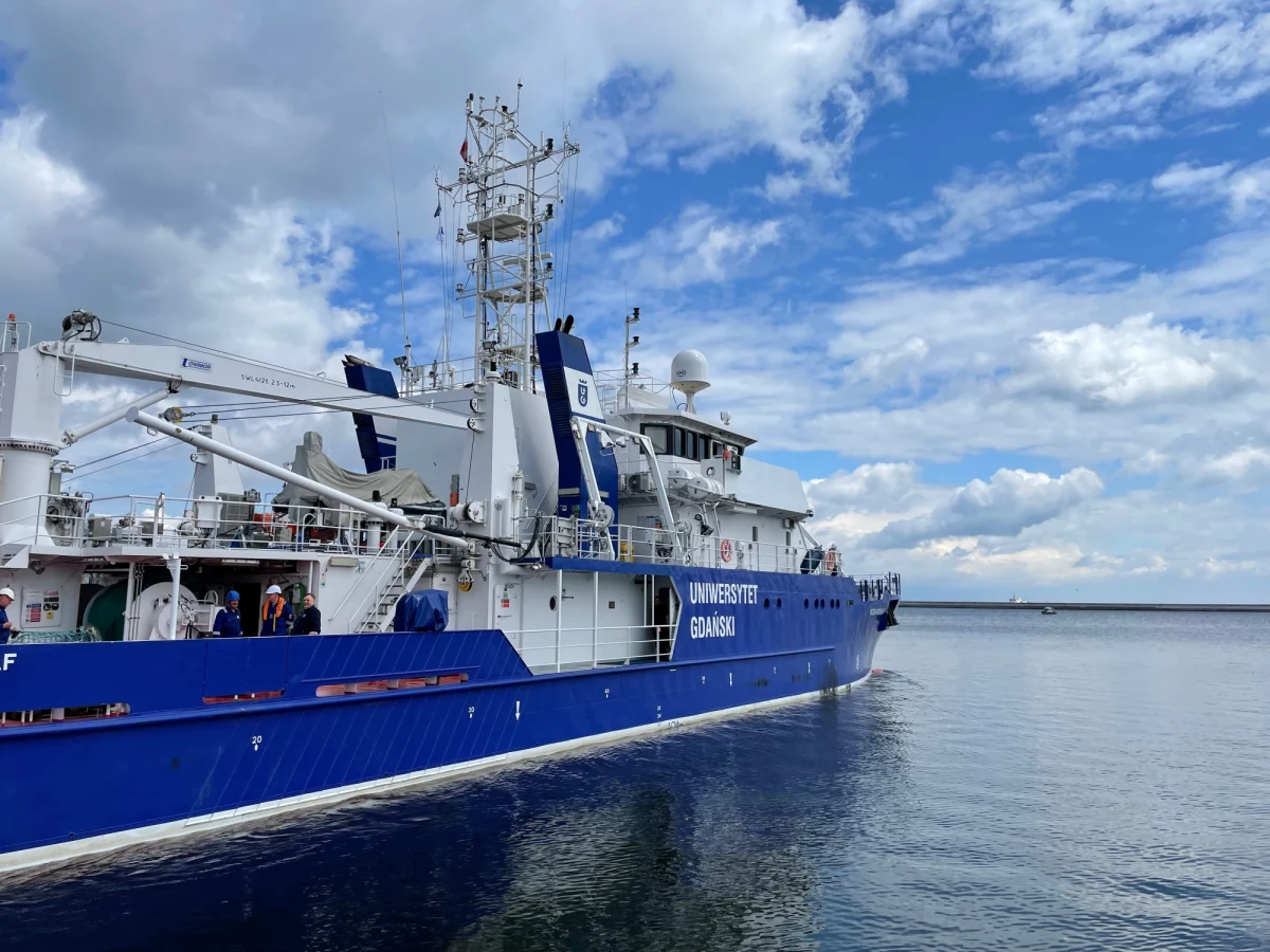​Naukowcy z kilku krajów i 9 nadmorskich uczelni zrzeszonych w sieci SEA EU przeprowadzą wspólne badania na morzach. W kilkutygodniowy rejs wypłynął dziś z Gdyni należący do Uniwersytetu Gdańskiego statek badawczy Oceanograf. To z jego pokładu prowadzone będą bardzo szerokie i wielowątkowe badania.
