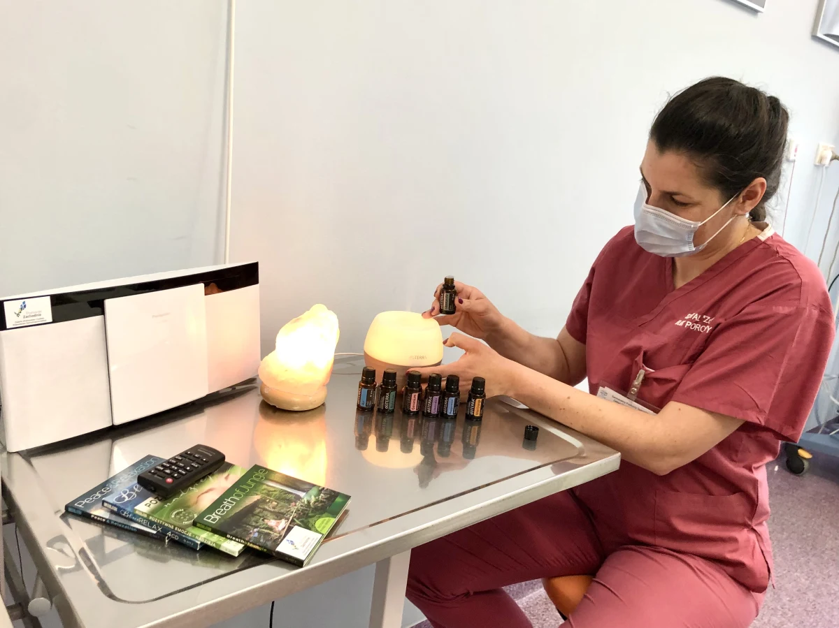 Odgłosy dżungli, zapach lawendy i dzikiej pomarańczy, światło solnej lampy - to wszystko ma rodzącym w szpitalu "Zdroje" w Szczecinie kobietom pomóc złagodzić bóle porodowe. Przyszłe mamy mogą wybierać także spośród, alternatywnych wobec zastrzyków, metod łagodzenia nieprzyjemnych doznań.