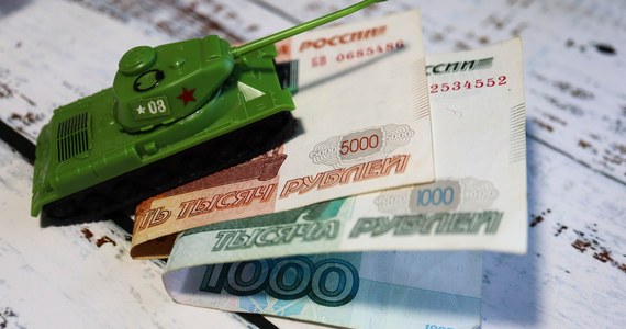 ​Bank centralny Rosji na nadzwyczajnym posiedzeniu podjął decyzję o obniżeniu stóp procentowych z 14 do 11 proc. Szefowa instytucji Elwira Nabiullina tłumaczy decyzję spowolnieniem inflacji, a eksperci wskazują, że władze chcą też w ten sposób walczyć z umacnianiem się rubla.