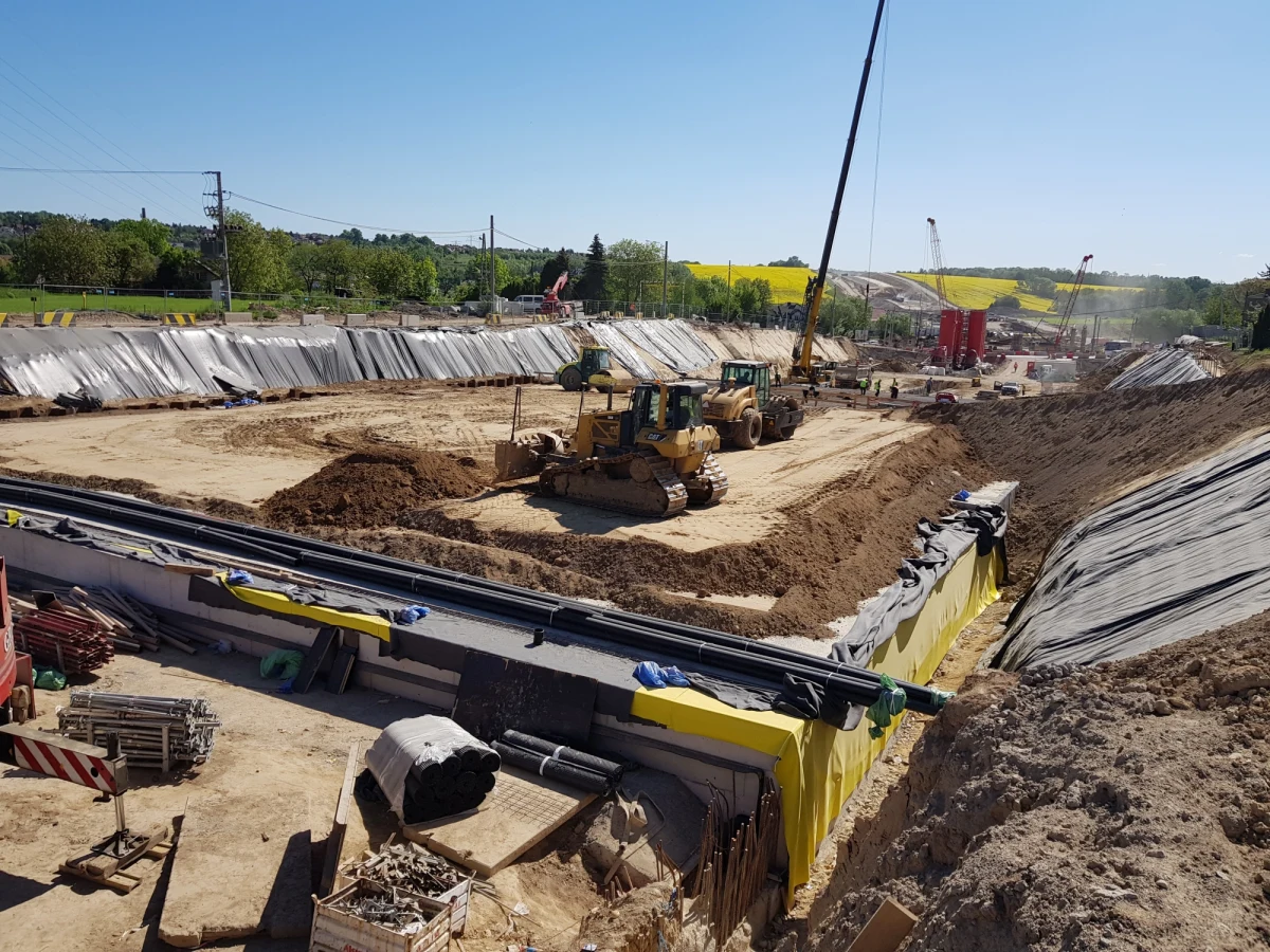 Budowa północnej obwodnicy Krakowa otrzymała unijne dofinansowanie w wysokości 680 mln złotych. Budowa trasy, która przebiega przez Kraków oraz gminy Zielonki i Wielka Wieś ma zakończyć się w przyszłym roku,