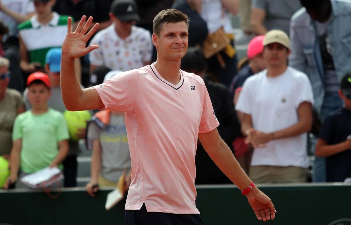 Hubert Hurkacz wygrał z włoskim tenisistą Marco Cecchinato 6:1, 6:4, 6:2 w drugiej rundzie wielkoszlemowego French Open. 