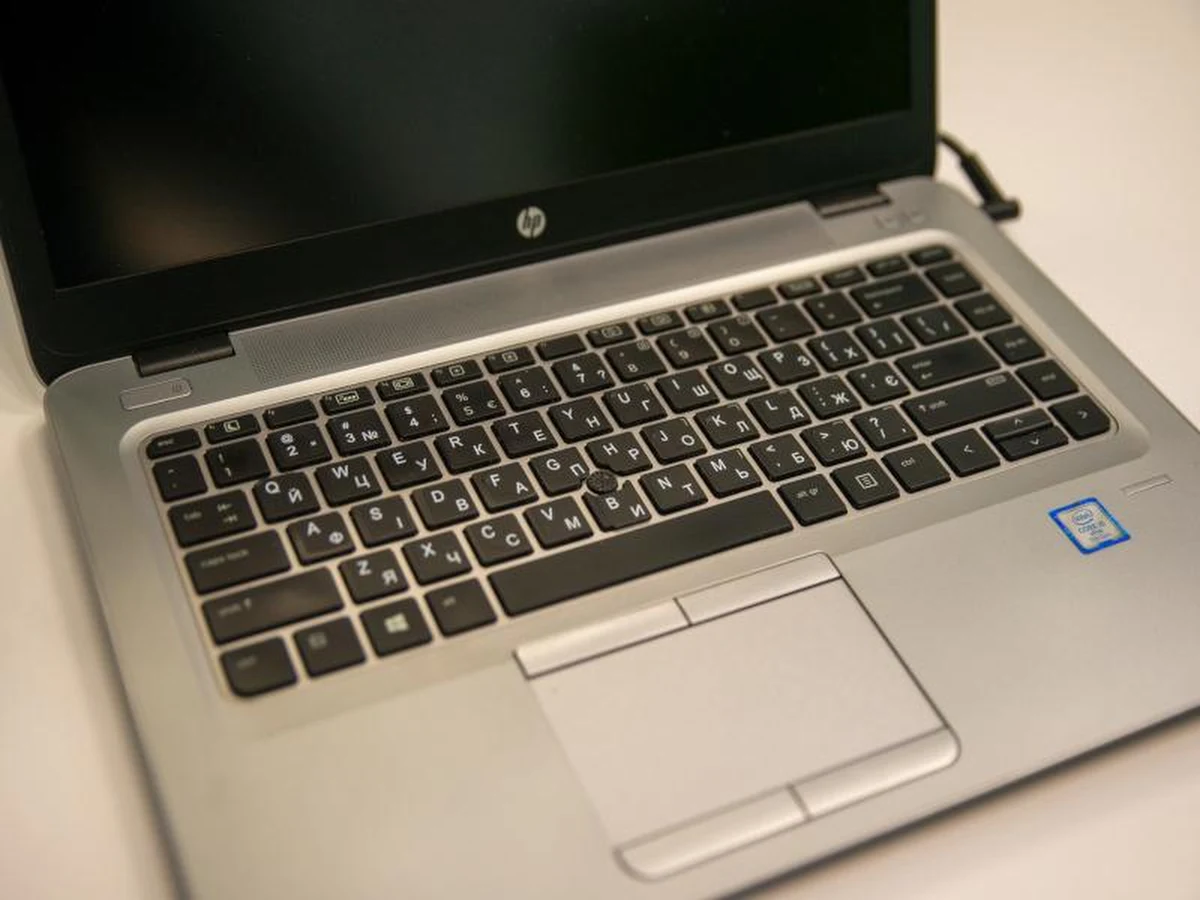 Laptopy z cyrylicą na klawiaturze, kilkanaście stanowisk z biurkami i krzesłami, a także aneks kuchenny oraz możliwość uzyskania pomocy m.in. przy zakładaniu działalności gospodarczej - to elementy "Strefy pracy – Ukraina" przygotowanej przez stołeczny ratusz. Z pomieszczeń za darmo mogą korzystać zarówno przedsiębiorcy, jak i osoby, które chcą zdalnie kontynuować z Polski pracę w Ukrainie. Celem inicjatywy jest również wsparcie obywateli Ukrainy samodzielnie poszukujących nowej pracy w Warszawie.