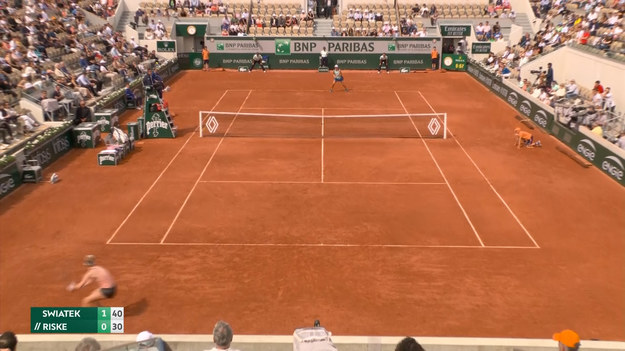 Iga Świątek nie pozostawiła żadnych złudzeń Amerykance Alison Riske w II rundzie Rolanda Garrosa. Polka odprawiła rywalkę 6-0, 6-2 po zaledwie 61 minutach meczu. Za awans do III rundy ma już zapewnioną premię w wysokości 125,8 tys. euro.

- Jestem bardzo szczęśliwa. Grało mi się bardzo dobrze, utrzymałam koncentrację. Był to mój pierwszy mecz na korcie Suzanne-Lenglen - powiedziała Polka.

W III rundzie Polka zmierzy się z Danką Kovinić z Czarnogóry, która dziś pokonała Słowaczkę Annę Karolinę Schmiedlovą.

