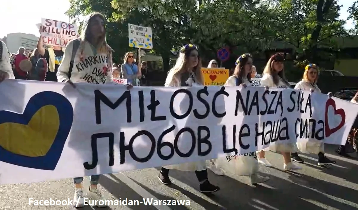 „Nie rodzimy dzieci na mięso armatnie i śmierć”, „Rodzimy dzieci, żeby rosły bezpiecznie i zmieniały świat na lepsze” - to hasła rozpoczętej w czwartkowe popołudnie w Warszawie Manifestacji Matek dla Pokoju i Miłości w Solidarności z Ukrainą. Polki i Ukrainki chciały w ten sposób zamanifestować swój sprzeciw wobec bestialstwa w trakcie wywołanej przez Rosję wojny w Ukrainie.