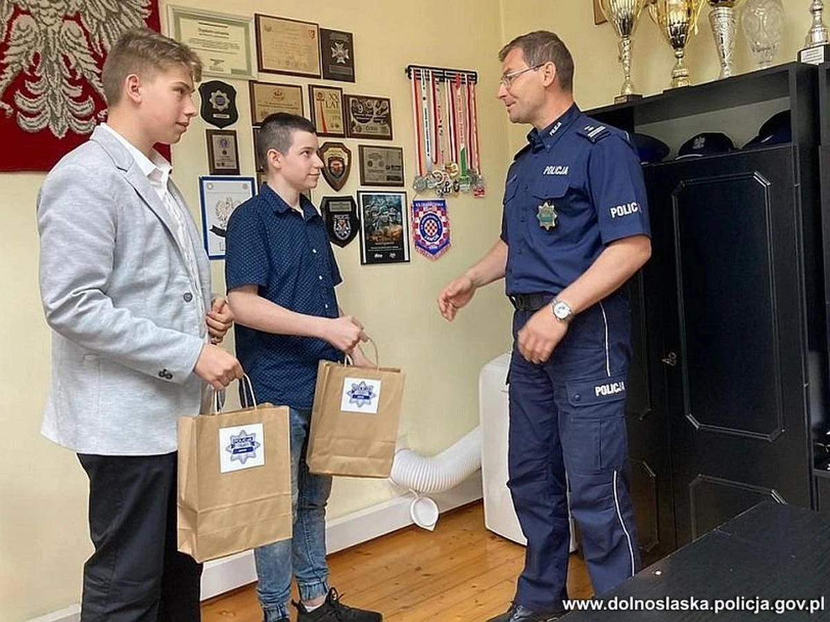 Dwóch 15-letnich mieszkańców Jawora na Dolnym Śląsku w minioną niedzielę znalezło na ulicy portfel. W środku były 4 tys. euro i karta bankomatowa. Nastolatkowie oddali go jaworskim policjantom, a ci zwrócili właścicielowi. Milanowi i Mateuszowi - bo tak mają na imię znalazcy - podziękował komendant powiatowy policji. Ich postawa zasługuje na uznanie - podkreślił komendant.