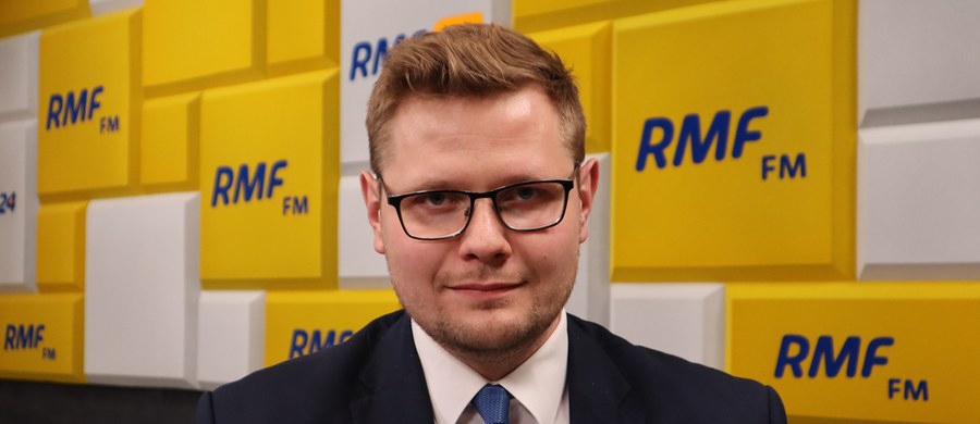 "To nie pudrowanie rzeczywistości, ale realna reforma wymiaru sprawiedliwości" - mówił gość "7-miu pytań o 7:07" w radiu RMF24 wiceminister sprawiedliwości Michał Woś. Sejm uchwalił prezydencką nowelizację ustawy o Sądzie Najwyższym. Likwiduje ona Izbę Dyscyplinarna, a taki był warunek otrzymania unijnych pieniędzy na odbudowę gospodarki po pandemii. Zdaniem wiceministra reforma i tak była potrzebna, a Unia stawiając taki warunek postępuje bezprawnie.