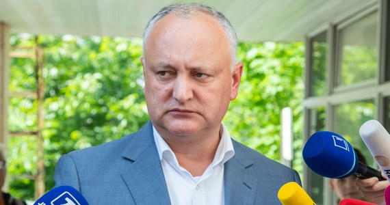 ​Sąd w Kiszyniowie umieścił na 30 dni w areszcie domowym byłego prezydenta Mołdawii Igora Dodona, który jest oskarżany o zdradę stanu, korupcję i inne przestępstwa. Prokuratura domagała się umieszczenia polityka w areszcie śledczym.