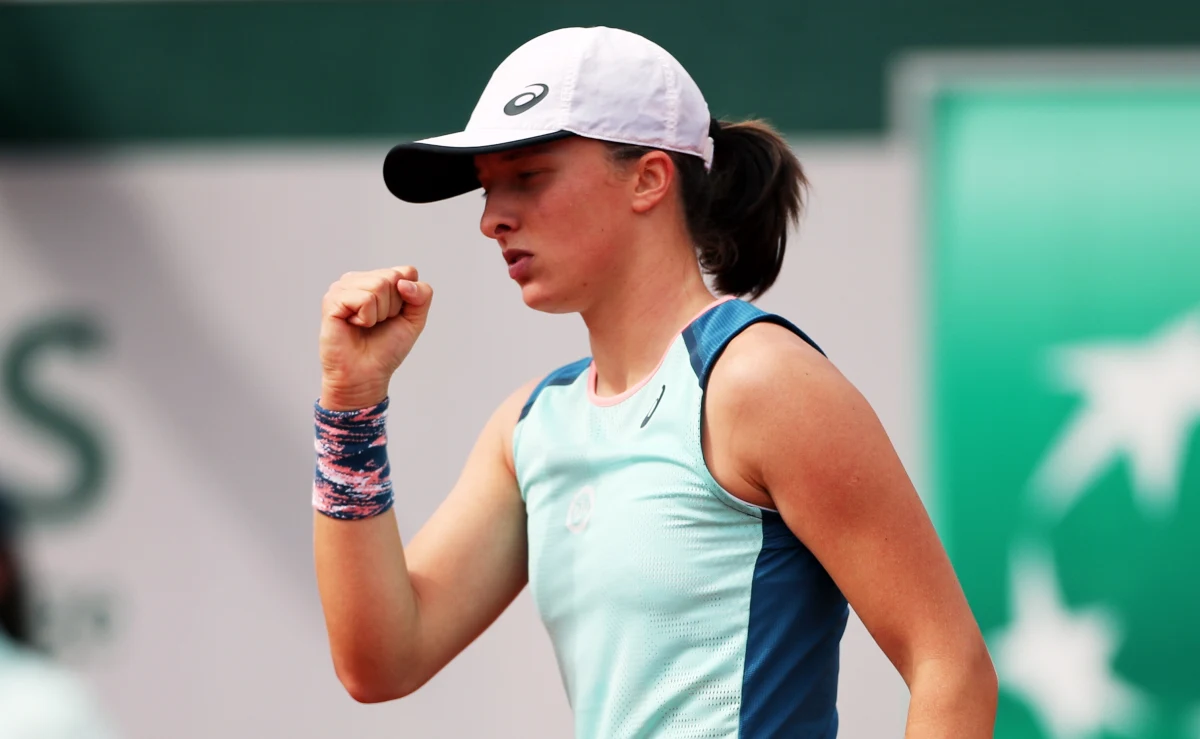 "Czuję trochę przewagę psychiczną nad rywalkami, ale wiem, że wciąż muszę być bardzo uważna, bo dużo może się wydarzyć" – powiedziała Iga Świątek po wygraniu 30. meczu z rzędu. W czwartek w Paryżu liderka rankingu tenisistek pokonała Amerykankę Alison Riske 6:0, 6:2 w drugiej rundzie wielkoszlemowego turnieju French Open. "Chciałabym nie tracić tej czujności i być gotowa na wszystko, bo w tenisie może się wszystko wydarzyć. Takie podejście daje mi większe bezpieczeństwo na wypadek, jakby na korcie działo się coś, czego się nie spodziewałam. Wtedy zawsze mogę się dostosować" – podkreśliła Polka. 