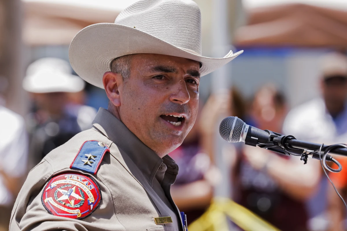 Policja znalazła się w ogniu krytyki po wtorkowej strzelaninie w Uvalde w Teksasie. Zdaniem świadków, funkcjonariusze zbyt długo zwlekali z interwencją. 18-latek zastrzelił 19 dzieci i dwie nauczycielki.