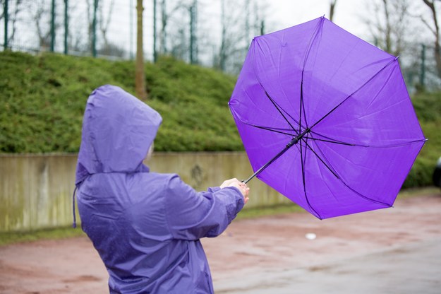 IMGW ostrzega przed silnym wiatrem. Piątek z przelotnym deszczem i burzami