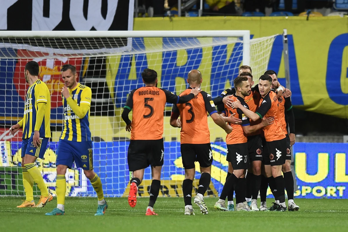 Piłkarze Korony Kielce i Chrobrego Głogów awansowali do niedzielnego finału baraży o awans do piłkarskiej Ekstraklasy. Wielkim przegranym - Arka Gdynia.