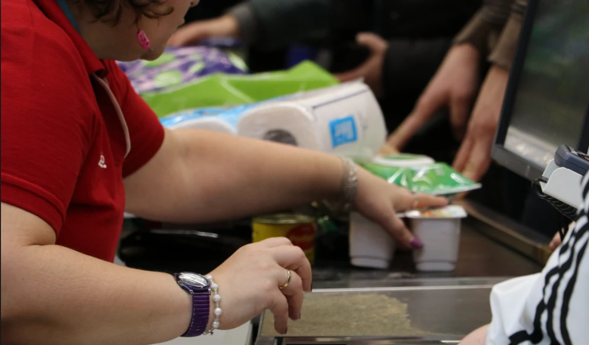 Choć stacji paliw jest mniej niż 7 tys., to sklepy działające na ich terenie generują już ponad 12 mld zł obrotów. Walka o klientów będzie się zaostrzać, zwłaszcza z kurczącym się sektorem handlu tradycyjnego - informuje w piątek "Rzeczpospolita”.
