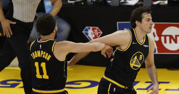 ​Koszykarze Golden State Warriors pokonali Dallas Mavericks 120:110 w piątym meczu finału Konferencji Zachodniej ligi NBA, wygrali serię play off 4-1 i awansowali do wielkiego finału. O tytuł zagrają z Boston Celtics lub Miami Heat, na razie "Celtowie" prowadzą 3-2.