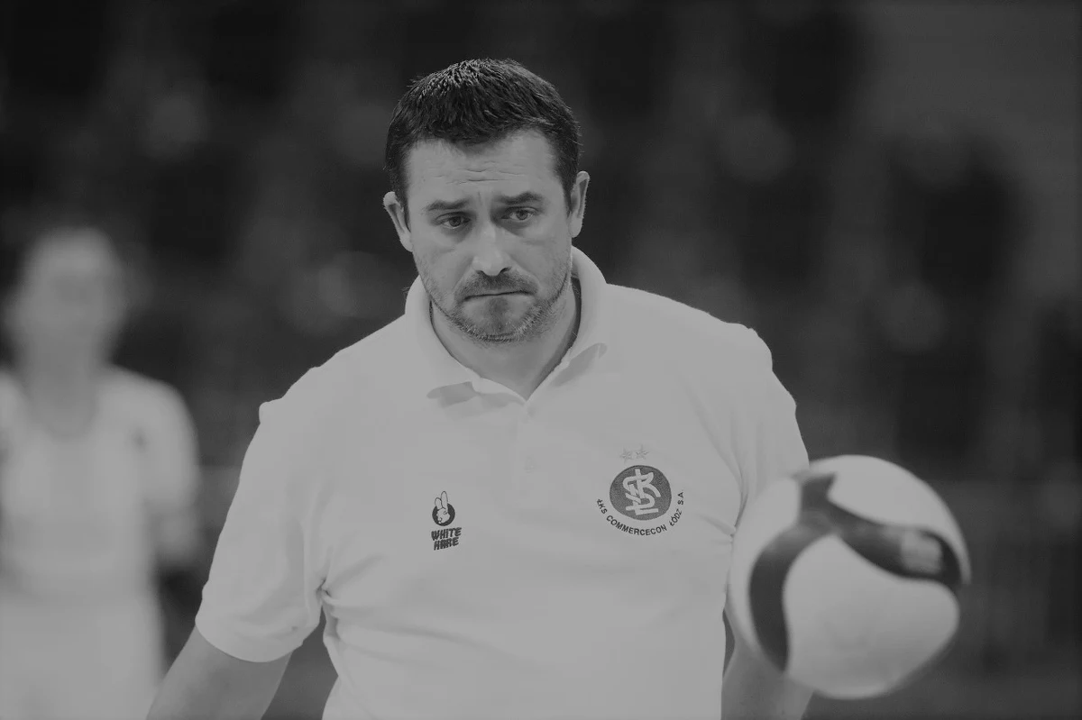 Trener siatkarek ŁKS Commercecon, Michał Cichy, nie żyje. Szkoleniowiec zmarł w wieku 45 lat, przeszedł zawał serca. Niespełna trzy tygodnie temu wywalczył z łódzkim zespołem brązowy medal mistrzostw Polski.