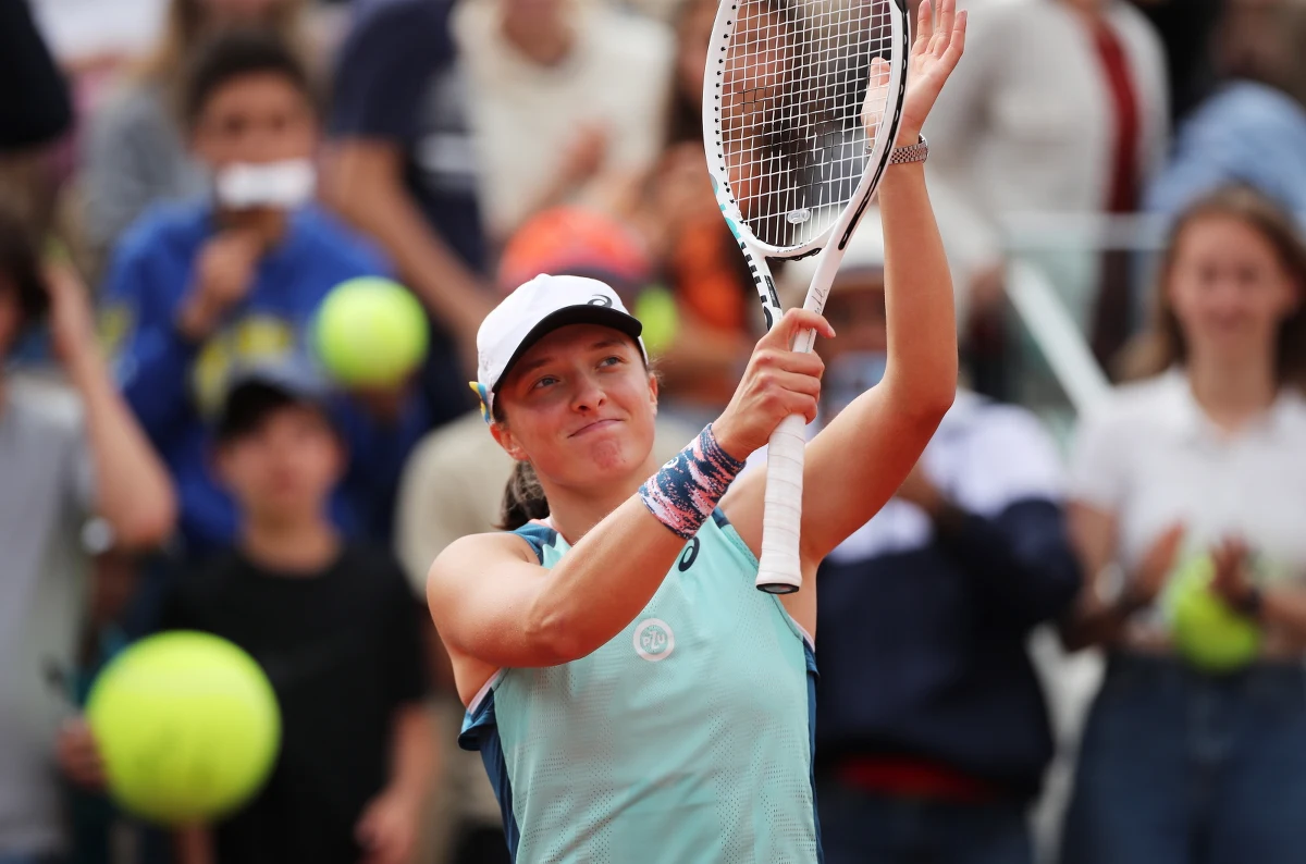 Iga Świątek nie zwalnia tempa. Polska liderka światowego rankingu wygrała 30 ostatnich meczów i jest już w trzeciej rundzie Rolanda Garrosa. Kolejny mecz ma zagrać w sobotę. Tego dnia w Paryżu odbędzie się także finał piłkarskiej Ligi Mistrzów, ale Iga nie wybiera się na to spotkanie. Urzekł ją za to Wersal, który już odwiedziła.