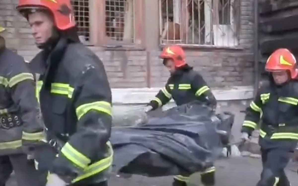 Pod gruzami zniszczonych budynków w Mariupolu znaleziono kolejnych 70 ciał ofiar rosyjskich ataków - poinformował doradca mera tego miasta Petro Andriuszczenko.