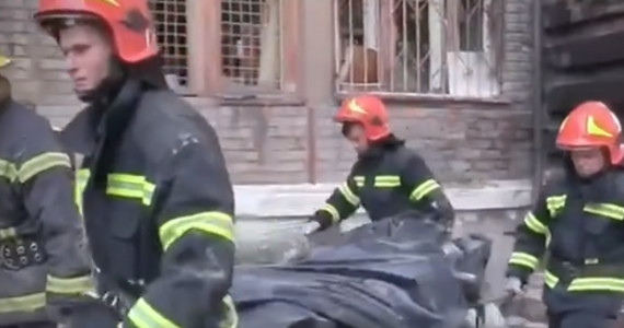 Pod gruzami zniszczonych budynków w Mariupolu znaleziono kolejnych 70 ciał ofiar rosyjskich ataków - poinformował doradca mera tego miasta Petro Andriuszczenko.