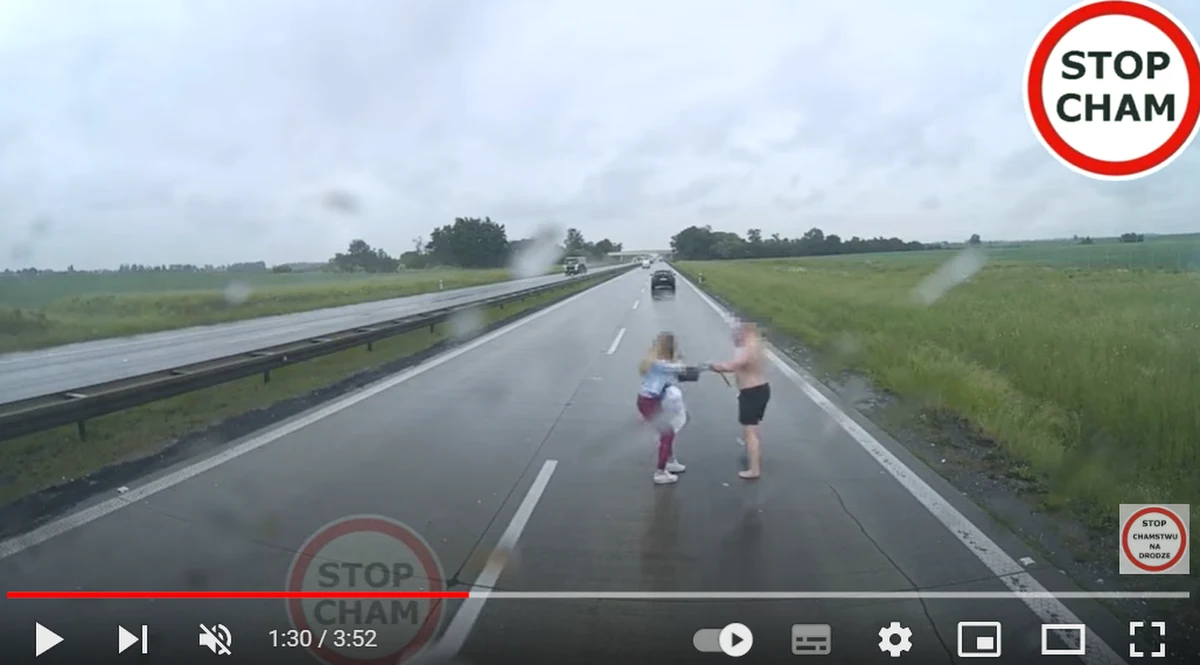 Policja wyjaśnia niebezpieczną sytuację, do której doszło na autostradzie A4 niedaleko Wrocławia. Samochód osobowy zatrzymał się na jednym z pasów. Wyszły z niego dwie osoby - kobieta i mężczyzna. Doszło pomiędzy nimi do szarpaniny na jezdni. Ruch przez chwilę był całkowicie zablokowany. To skrajnie nieodpowiedzialne zachowanie uwieczniła kamera z jednego z aut.