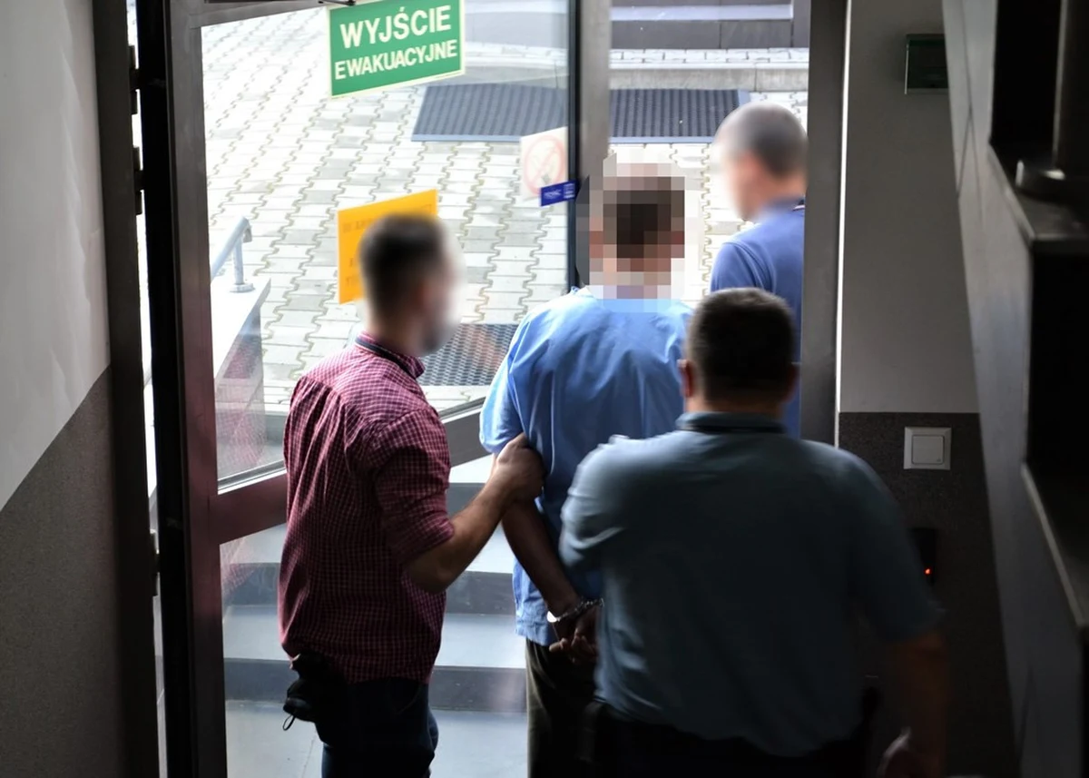 ​34-latek zmarł w wyniku pobicia podczas libacji alkoholowej w Nowym Sączu (Małopolskie). Policja zatrzymała w tej sprawie trzech mężczyzn, którym postawiono zarzuty udziału w bójce ze skutkiem śmiertelnym. Wszyscy trafili do tymczasowego aresztu na trzy miesiące.