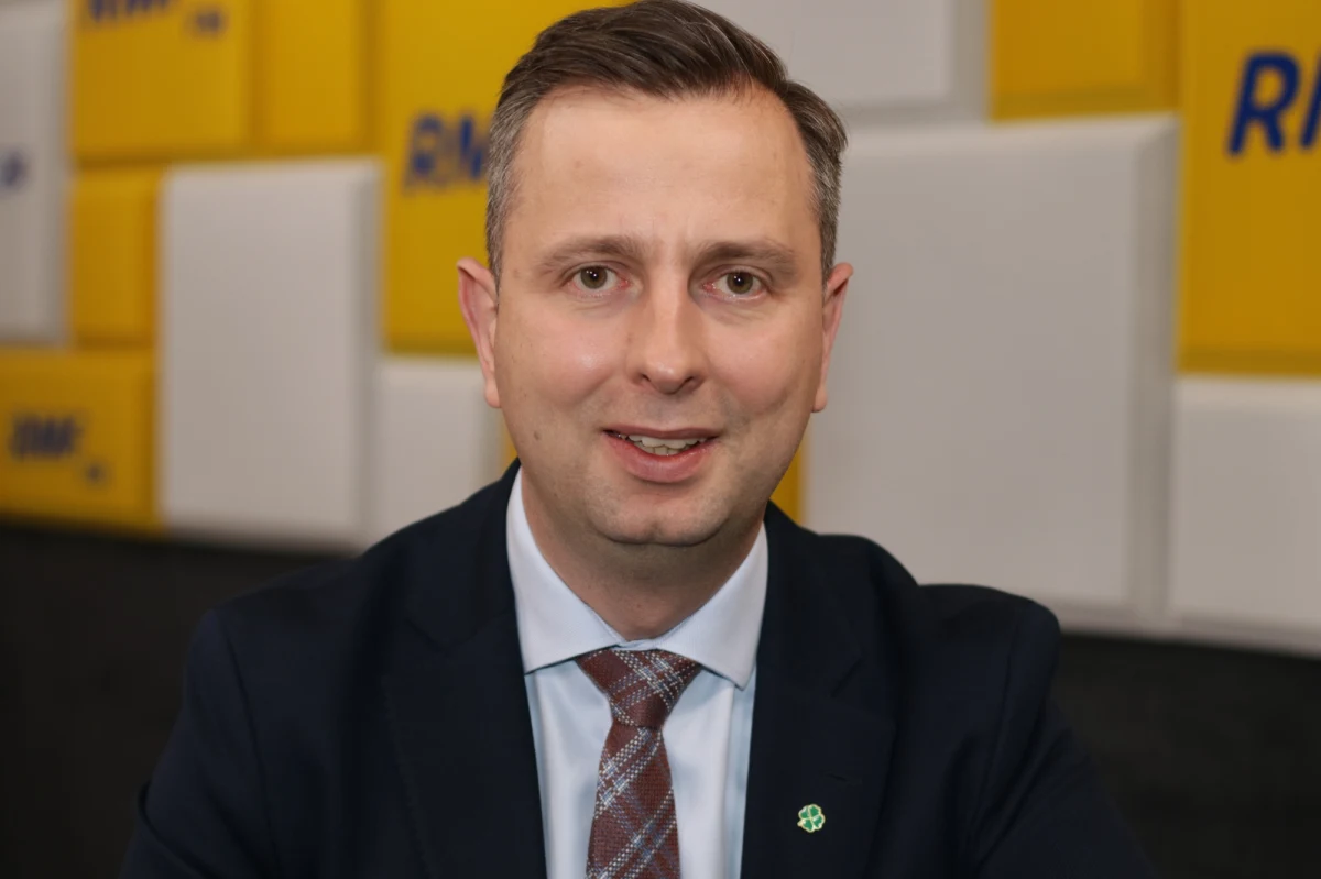 "To nie przywraca praworządności" – tak uchwalenie przez Sejm nowelizacji ustawy o Sądzie Najwyższym skomentował w Rozmowie w południe w RMF FM Władysław Kosiniak-Kamysz. Prezes Polskiego Stronnictwa Ludowego przyznał w rozmowie z Mariuszem Piekarskim, że podpisanie i przyznanie Krajowego Planu Odbudowy nie jest równoznaczne z uruchomieniem środków. "Środki muszą spełniać zasadę warunkowości, na którą premier zgodził się sam, czyli praworządność i dopiero wtedy środki. Mechanizm praworządności popierany przez Morawieckiego nie jest spełniony i środki mogą nie zostać uruchomione" – dodał szef PSL-u. 