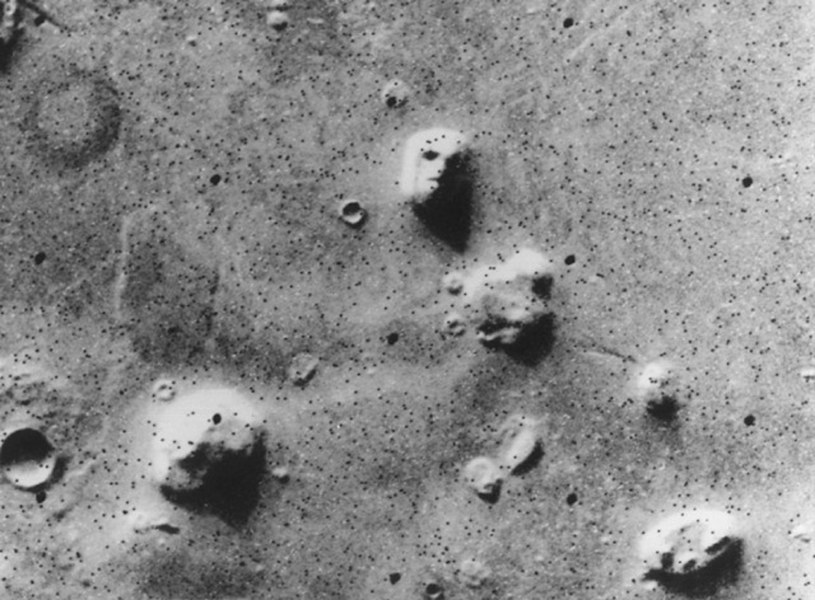 Historia "marsjańskiej twarzy" przypomina scenariusz sensacyjnego filmu. Wszystko zaczęło się od fotografii wykonanej przez sondę Viking 1 w 1976 roku. Jedno z marsjańskich wzgórz na zdjęciu do złudzenia przypominało ludzką twarz, choć miało trzy kilometry długości. Potem zaczęło się szaleństwo.