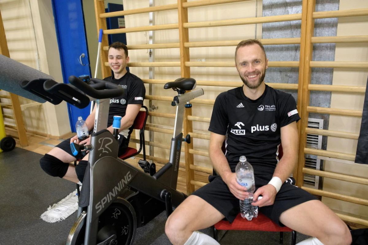 Nowy trener i nowe otwarcie w siatkarskiej reprezentacji Polski! Biało-czerwona drużyna przygotowuje się do otwarcia sezonu reprezentacyjnego. Pierwszy start już za nieco ponad tydzień w Ottawie. Tam zostanie rozegrany pierwszy turniej Ligi Narodów. Tymczasem nasza kadra trenuje już na zgrupowaniu w Spale. Nad wszystkim czuwa nowy szkoleniowiec Nikola Grbić. 