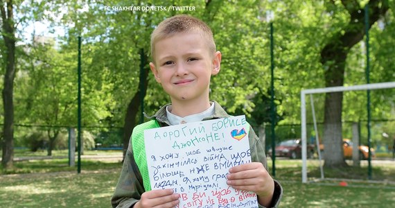 6-letni Ilya z Mariupola napisał wzruszający list do Borisa Johnsona w odpowiedzi na przemówienie brytyjskiego premiera do ukraińskich dzieci. "Chcę grać w piłkę u siebie w Mariupolu. Chciałbym, żeby wszystkie dzieci na świecie nie miały wojny" - napisał chłopiec.